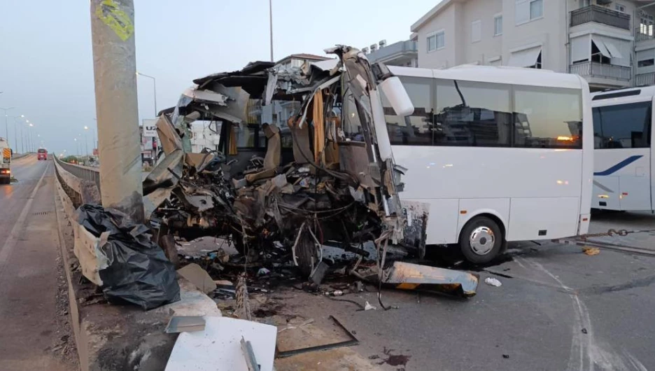Автобус с россиянами разбился всмятку в Турции. Что об этом известно