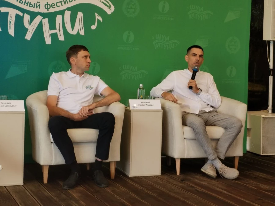 Евгений Казанцев, начальник управления по развитию туризма, и Алексей Копейкин, организатор алтайских фестивалей