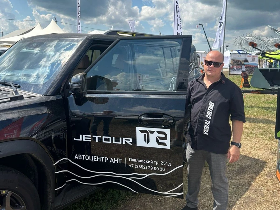 Замдиректора по инновационным разработкам компании «РУФ-2» Дмитрий Иванов ознакомился с новинкой —кроссовером Jetour T2.