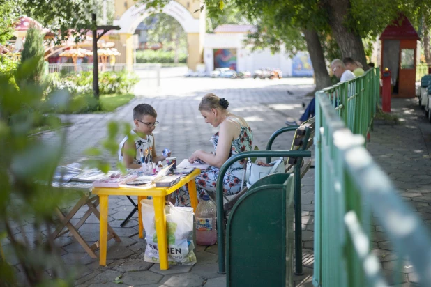 Аттракционы в парке "Солнечный ветер".