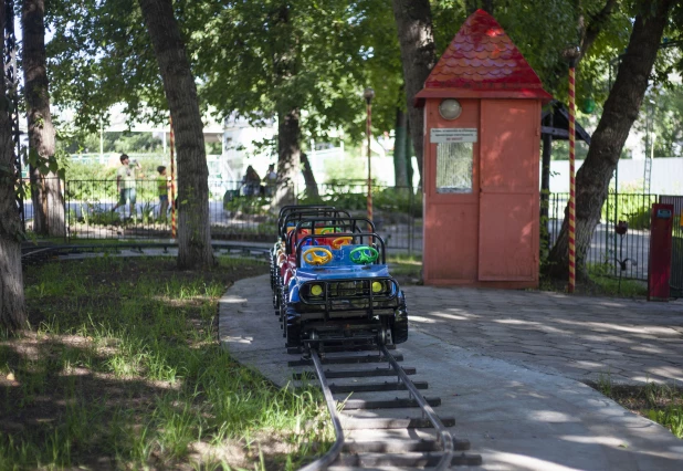 Аттракционы в парке "Солнечный ветер".