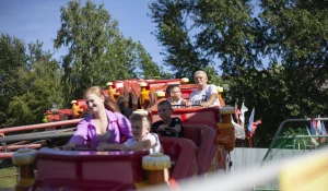 Аттракционы в парке "Солнечный ветер".