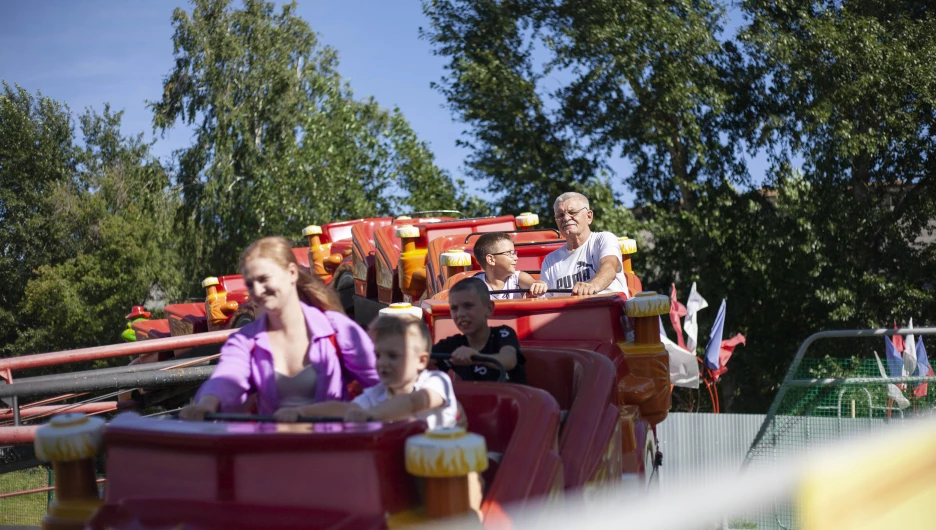 Аттракционы в парке "Солнечный ветер".