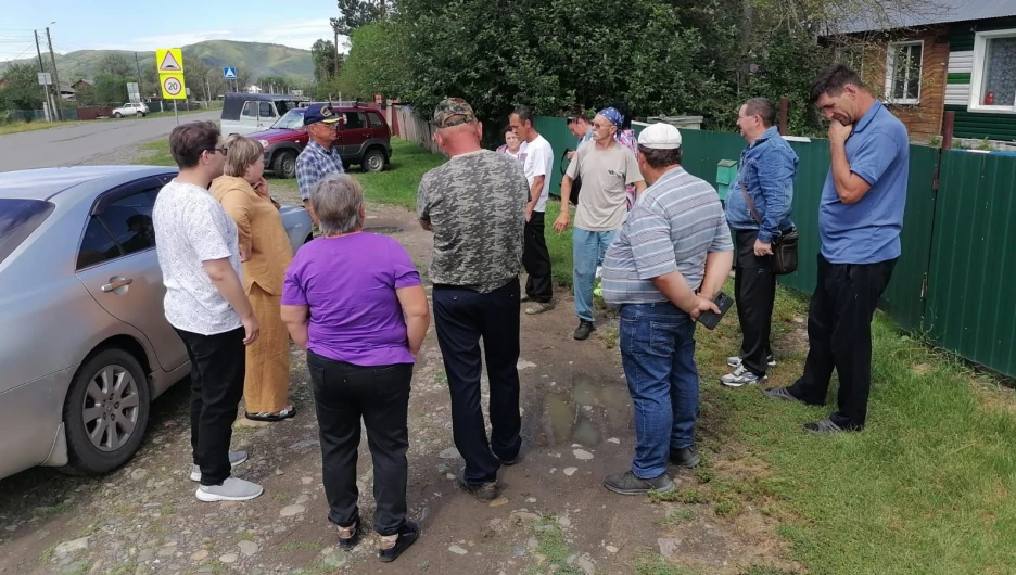 Евгения Боровикова встретилась с жителями села Красный партизан и осмотрела территорию строительства спорного туробъекта.
