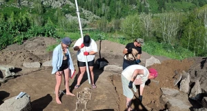Скелет двухметрового человека возрастом около 5 тыс. лет обнаружили алтайские археологи.