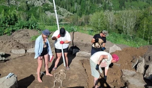 Скелет двухметрового человека возрастом около 5 тыс. лет обнаружили алтайские археологи.
