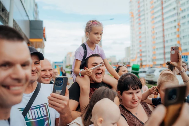 Состязание по скоростному поеданию шаурмы в честь запуска обновленного ресторана «Гриль №1».