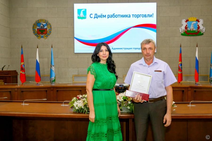 Поздравления от администрации города в свой профессиональный праздник принимают специалисты сферы торговли и общественного питания города Барнаула.