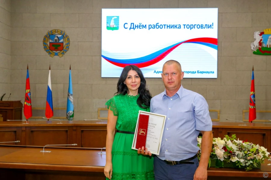 Поздравления от администрации города в свой профессиональный праздник принимают специалисты сферы торговли и общественного питания города Барнаула.