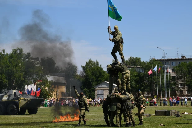 Празднование дня ВДВ в Барнауле. 