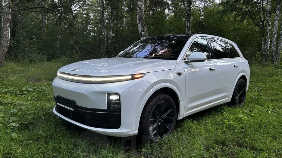 В Барнауле Li L7 в белом цвете за 5,9 млн рублей.