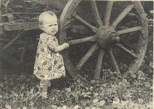 Светлана Быковская - один из первых детей целинников в с. Новосельское (фото 1956 года).