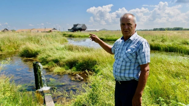 Алексей Кобяков у водоема. Село Новосельское. Лето, 2024.