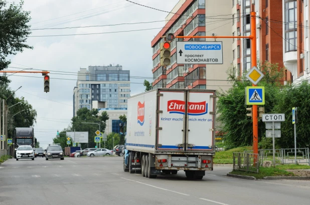 Перекресток ул. Никитина и пр. Комсомольского.