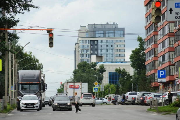 Перекресток ул. Никитина и пр. Комсомольского.