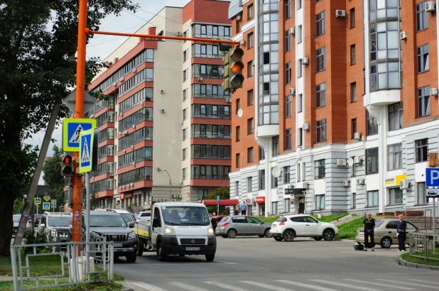 Перекресток ул. Никитина и пр. Комсомольского.