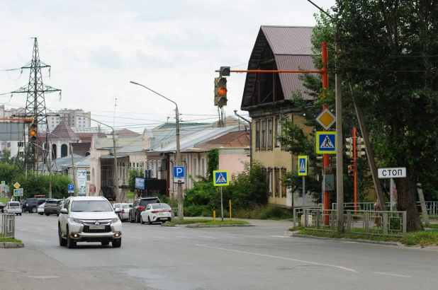 Перекресток ул. Никитина и пр. Комсомольского.