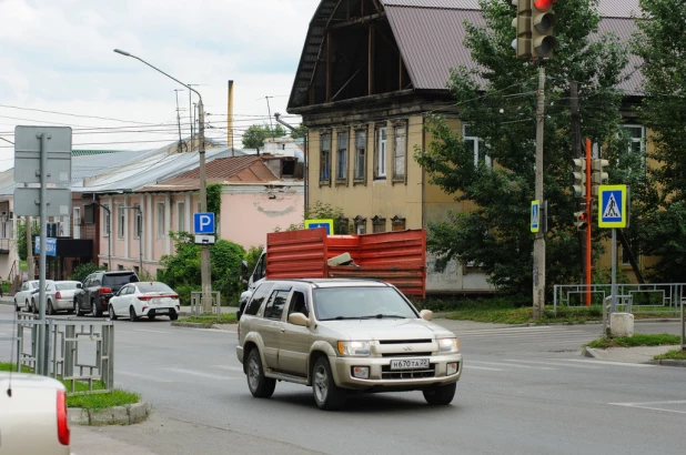 Перекресток ул. Никитина и пр. Комсомольского.