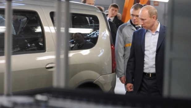 Владимир Путин принял участие в церемонии запуска серийного производства автомобиля "Лада-Ларгус" на АвтоВАЗе.