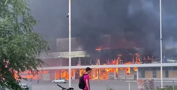 Пожар в торговом центре "Галактика" в Донецке.