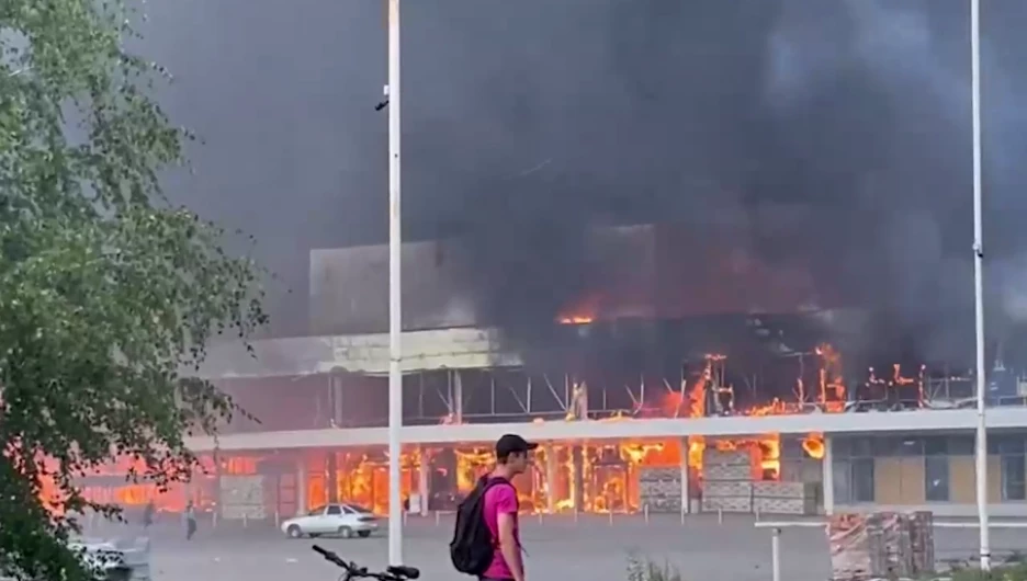 Пожар в торговом центре "Галактика" в Донецке.