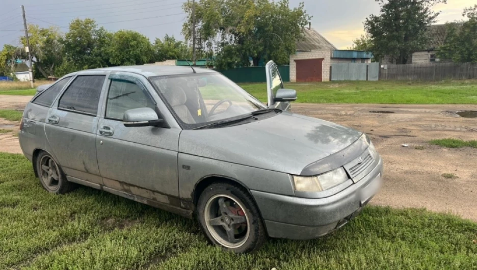 Автомобиль пострадавшего таксиста в кулундинском районе.