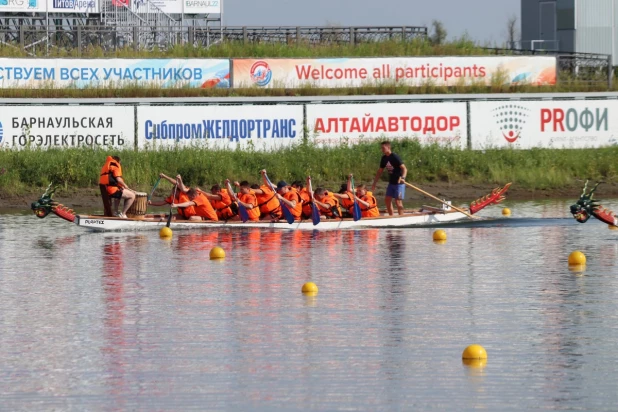 Специалисты «Ростелекома» в Барнауле приняли участие в отраслевых соревнованиях на лодках-драконах.