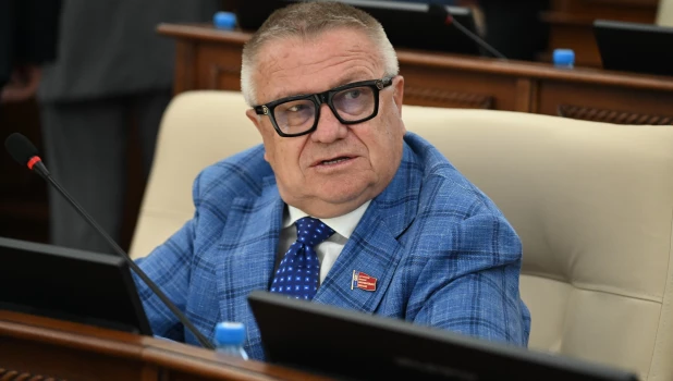 Сергей Писарев, председатель мандатной комиссии АКЗС, заместитель председателя АКЗС по образованию и науке.