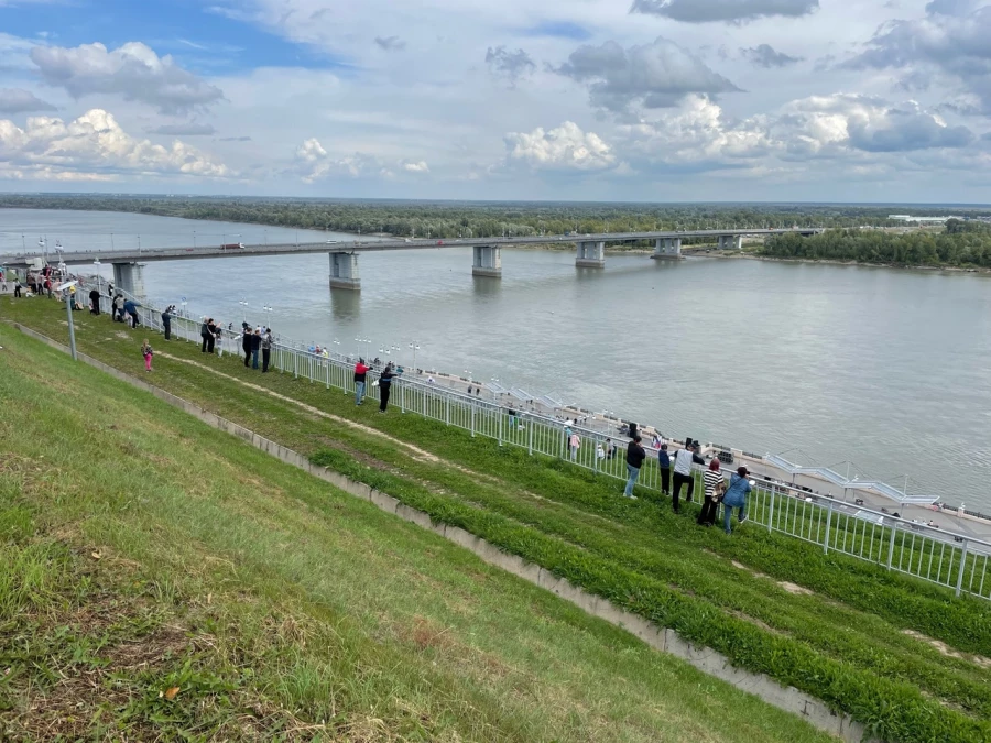 Барнаульцы заранее пришли на репетицию пилотажников.