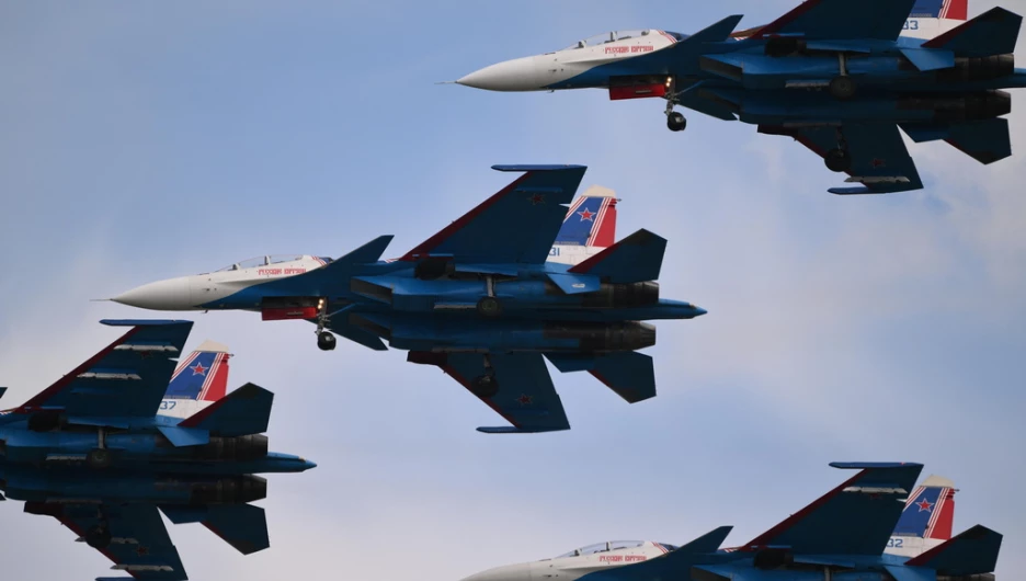 "Русские Витязи" над акваторией Оби.