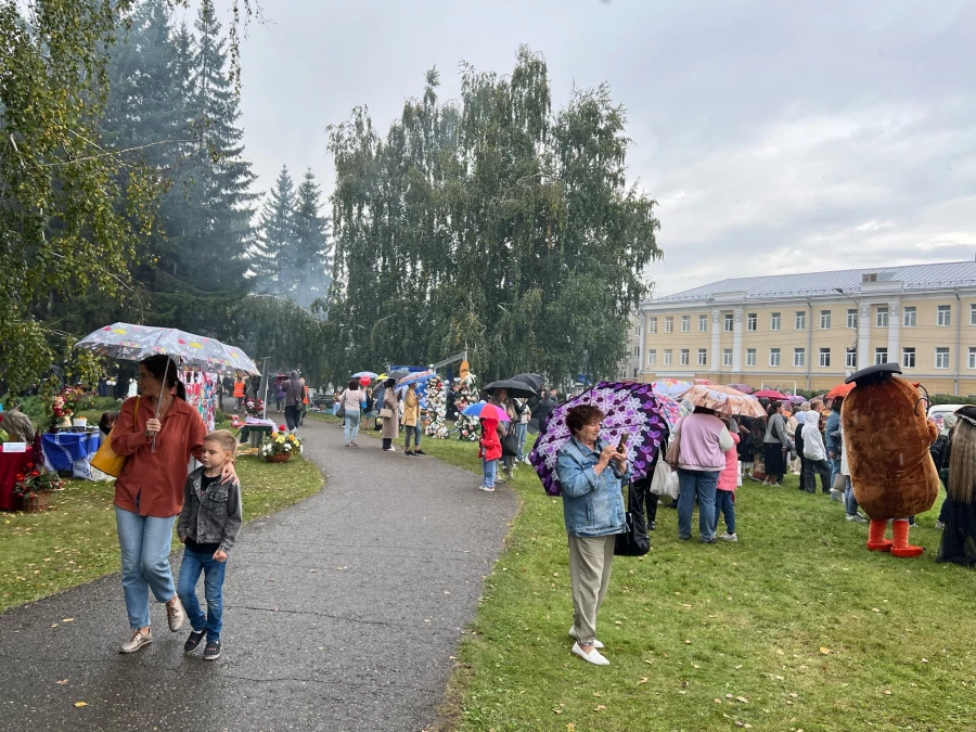 Барнаульцы прячутся от дождя.