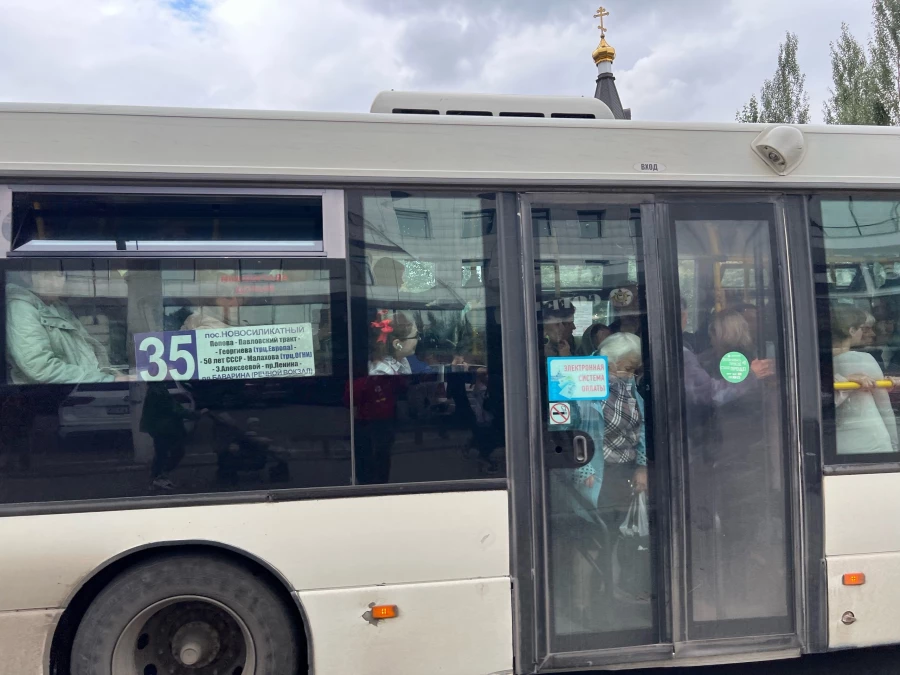 Общественный транспорт Барнаула заполнен людьми на День города.