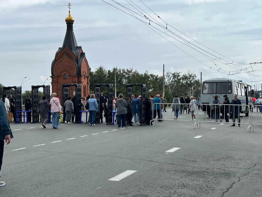 И на речной, и на мост можно войти только через рамку.