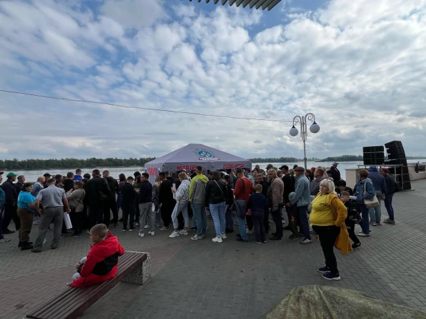 Барнаульцы собрались смотреть авиашоу.