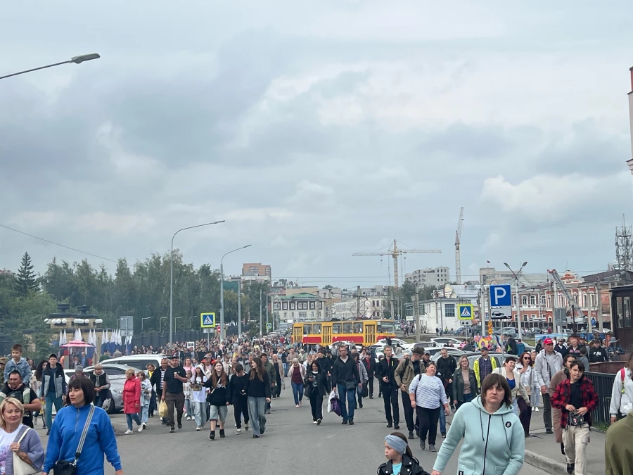 Вид на людей, желающих увидеть витязей.