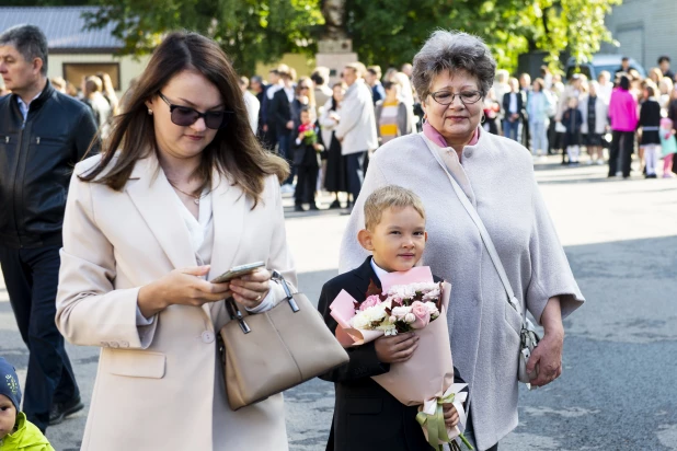 Торжественные линейки в честь Дня знаний прошли в Барнауле.