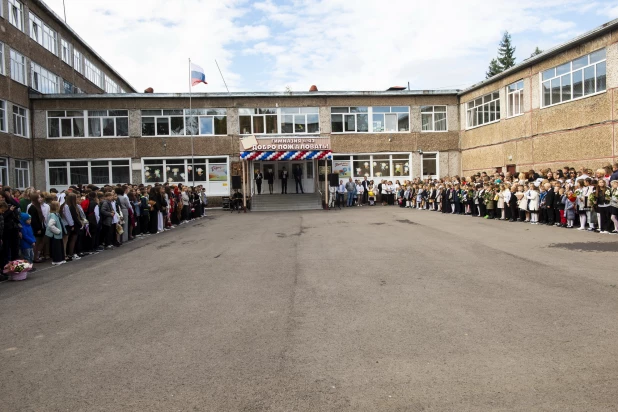 Торжественные линейки в честь Дня знаний прошли в Барнауле.