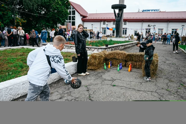 «День знаний на аллее Шинников Алтайский шинный комбинат отпраздновал с семьями сотрудников».