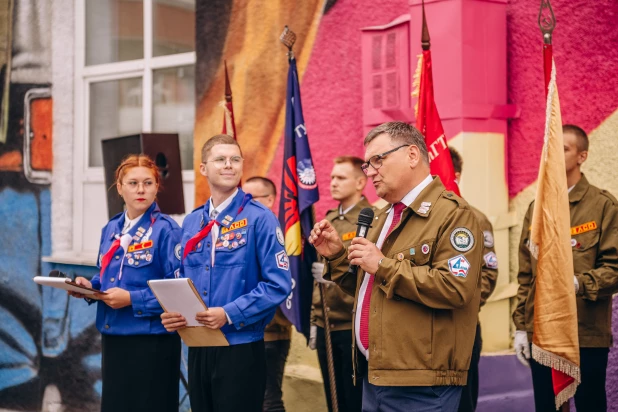 Мурал на главном корпусе Политеха.