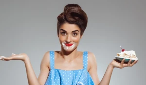 Девушка с десертом.