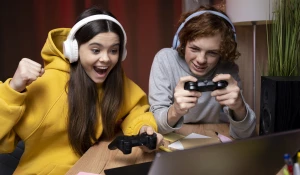 Подростки играют в компьютерную игру.