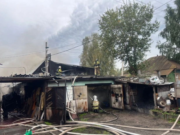 В Алтайском крае в жилом доме случился крупный пожар.