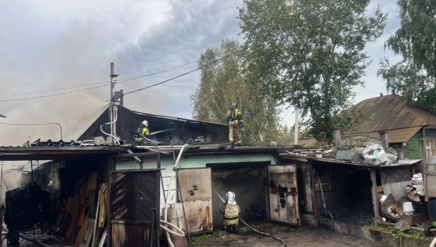 В Алтайском крае в жилом доме случился крупный пожар.