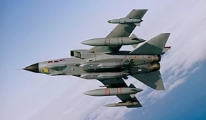 Tornado GR4 RAF несет под фюзеляжем две ракеты Storm Shadow.