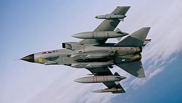 Tornado GR4 RAF несет под фюзеляжем две ракеты Storm Shadow.