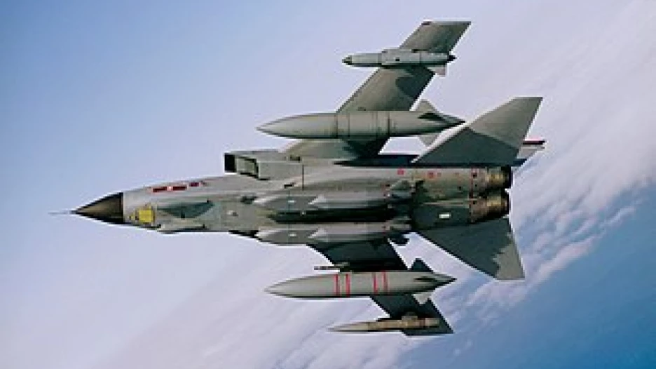 Tornado GR4 RAF несет под фюзеляжем две ракеты Storm Shadow.
