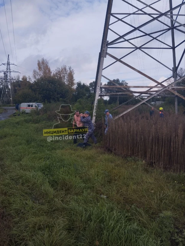 Пьяный мужчина залез на вершину опоры ЛЭП в Барнауле