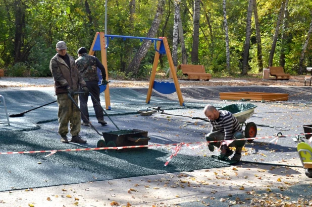 Третий этап масштабной реконструкции самого большого городского парка продолжается в Барнауле.