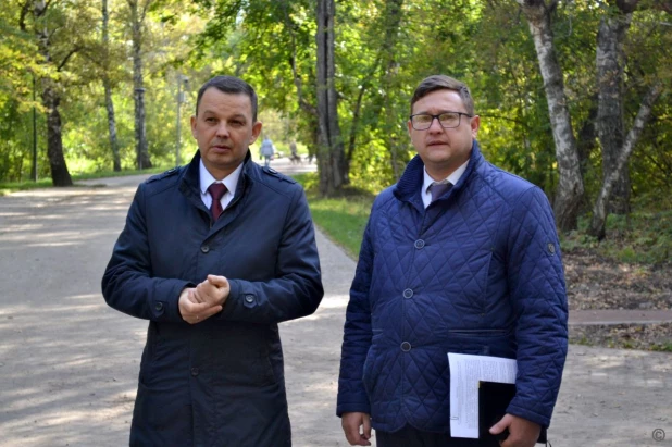 Третий этап масштабной реконструкции самого большого городского парка продолжается в Барнауле.