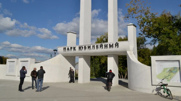 Третий этап масштабной реконструкции самого большого городского парка продолжается в Барнауле.